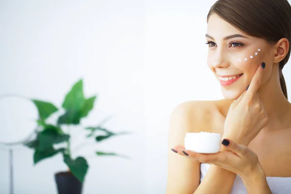 Bellezza Cura Crema Viso Una Bella Signora Che Messo Crema — Foto Stock