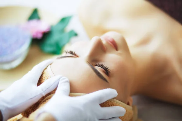 Bellezza Cura Bella Giovane Donna Relax Spa Massaggio Viso Bella — Foto Stock