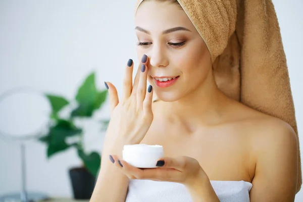 Belleza Cuidado Happy Smiling Young Woman Holds Cream Face Chica —  Fotos de Stock