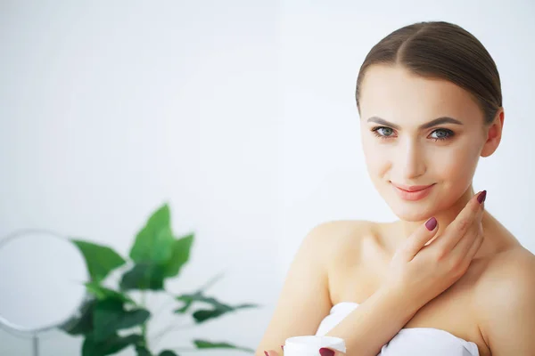 Schoonheid Verzorging Gelukkig Crème Voor Gezicht Lachend Jonge Vrouw Houdt — Stockfoto