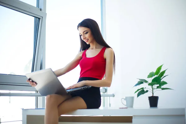Business Beautiful Young Woman Works Computer Light Modern Office Dressed — Stock Photo, Image
