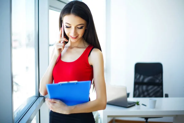 Negocios Retrato Una Joven Vestida Con Camiseta Roja Falda Negra —  Fotos de Stock