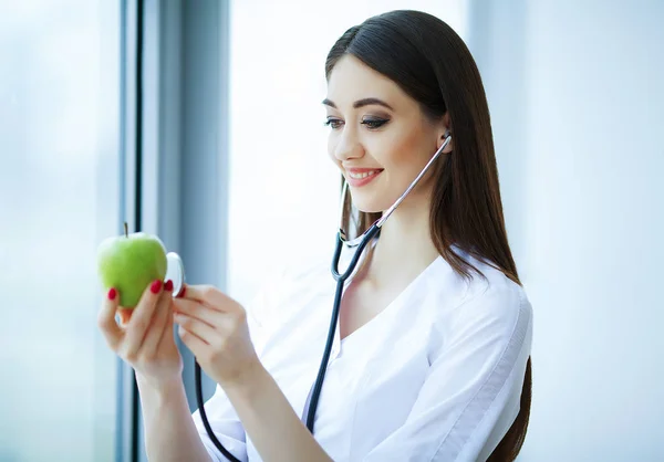 Salud Belleza Dietista Sostiene Frutas Verduras Frescas Las Manos Joven —  Fotos de Stock