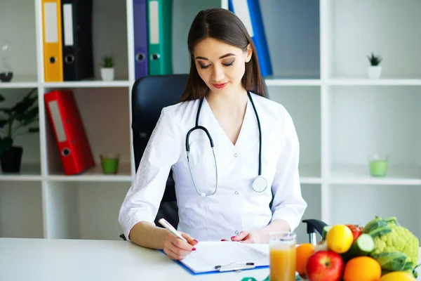 Sağlık Güzellik Doktor Işaretler Bir Diyet Planı Dışarı Beslenme Uzmanı — Stok fotoğraf