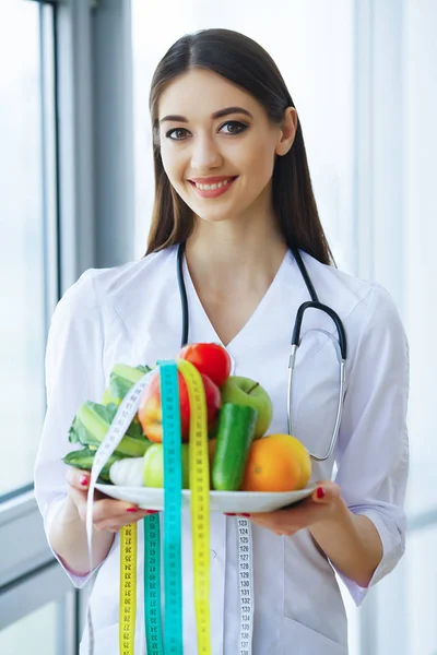 Salud Belleza Doctor Serio Escribe Dieta Avión Mujer Sienta Oficina —  Fotos de Stock