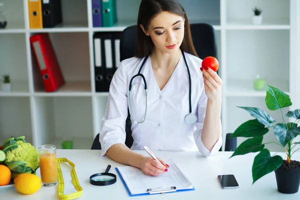 Sağlık Doktor Bir Diyet Planı Imzalar Diyetisyen Taze Domates Avuç — Stok fotoğraf