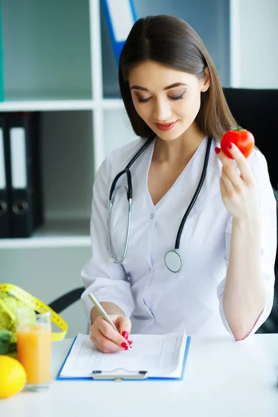 Sağlık Doktor Bir Diyet Planı Imzalar Diyetisyen Taze Domates Avuç — Stok fotoğraf