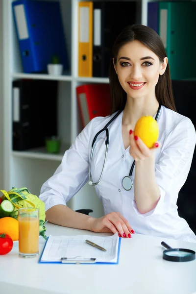 Sağlık Doktor Diyetisyen Gülümsüyor Gösterileri Limon Kadın Meyve Elinde Tutar — Stok fotoğraf