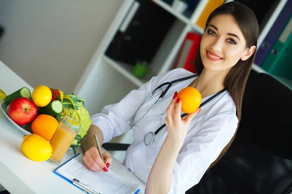 Salud Doctor Dietista Sonríe Muestra Naranja Mujer Sostiene Fruta Las —  Fotos de Stock