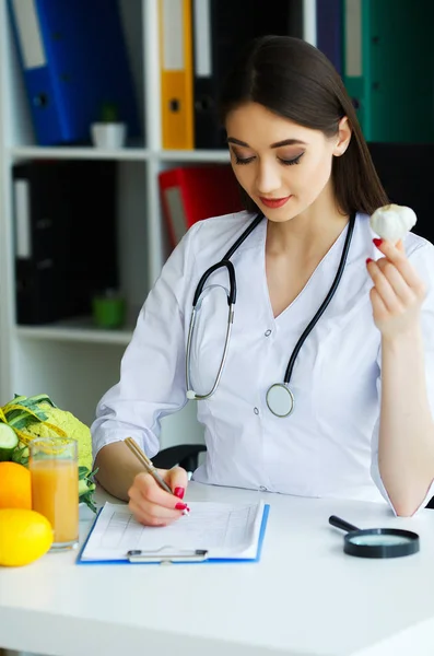 Salud Belleza Doctor Serio Escribe Dieta Avión Mujer Sienta Oficina —  Fotos de Stock