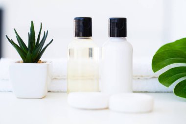 Kozmetik ve sağlık ürünleri. Mineral ve bitkisel cilt bakımı. Kavanoz krem, beyaz Kozmetik Şişeler. Etiket. Sabun ve beyaz havlu ile Spa ayarla.
