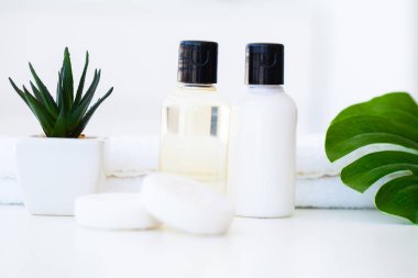 Kozmetik ve sağlık ürünleri. Mineral ve bitkisel cilt bakımı. Kavanoz krem, beyaz Kozmetik Şişeler. Etiket. Sabun ve beyaz havlu ile Spa ayarla.