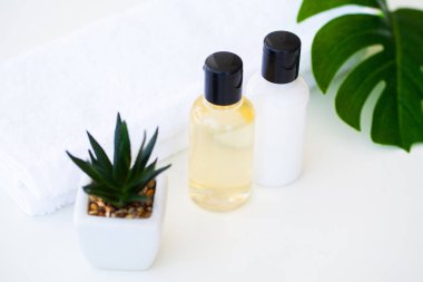 Kozmetik ve sağlık ürünleri. Mineral ve bitkisel cilt bakımı. Kavanoz krem, beyaz Kozmetik Şişeler. Etiket. Sabun ve beyaz havlu ile Spa ayarla.