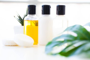 Kozmetik ve sağlık ürünleri. Mineral ve bitkisel cilt bakımı. Kavanoz krem, beyaz Kozmetik Şişeler. Etiket. Sabun ve beyaz havlu ile Spa ayarla.