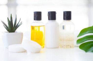 Kozmetik ve sağlık ürünleri. Mineral ve bitkisel cilt bakımı. Kavanoz krem, beyaz Kozmetik Şişeler. Etiket. Sabun ve beyaz havlu ile Spa ayarla.
