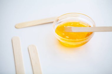 Ağda. Hamur için güzellik salonunda sugaring. Kavram epilasyon balmumu ve beyaz arka plan üstten görünüm üzerinde sopa ile.
