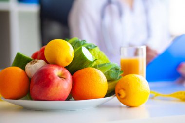 Diyet. Fitness ve sağlıklı gıda diyet kavramı. Dengeli beslenme sebze ile. Doğal gıda ve sağlıklı yaşam kavramı.