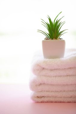 Spa. Beyaz Pamuk Spa banyo pembe bir arka plan üzerinde kullanımda havlu. Havlu kavramı. Otel ve masaj salonları için fotoğraf. Saflık ve yumuşaklık. Havlu Tekstil.