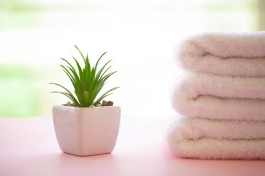 Spa. Beyaz vücut havlu pembe silindir. Havlu kavramı. Otel ve masaj salonları için fotoğraf. Saflık ve yumuşaklık. Havlu Tekstil.