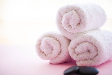 Spa. Beyaz Pamuk Spa banyo pembe bir arka plan üzerinde kullanımda havlu. Havlu kavramı. Otel ve masaj salonları için fotoğraf. Saflık ve yumuşaklık. Havlu Tekstil.