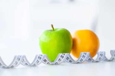 Diyet. Fitness ve sağlıklı gıda diyet kavramı. Dengeli beslenme sebze ile. Beyaz arka plan kasette ölçme taze yeşil sebze. Portre