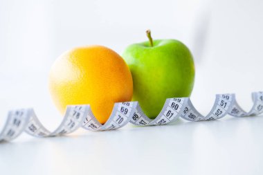 Diyet. Fitness ve sağlıklı gıda diyet kavramı. Dengeli beslenme meyve ile. Taze yeşil meyve, beyaz arka plan kasette ölçme. Portre
