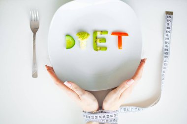 Beslenme veya kilo kontrolü kavramı. Plaka sebze diyet mektupları ile kapatın. Fitness ve sağlıklı gıda diyet kavramı.