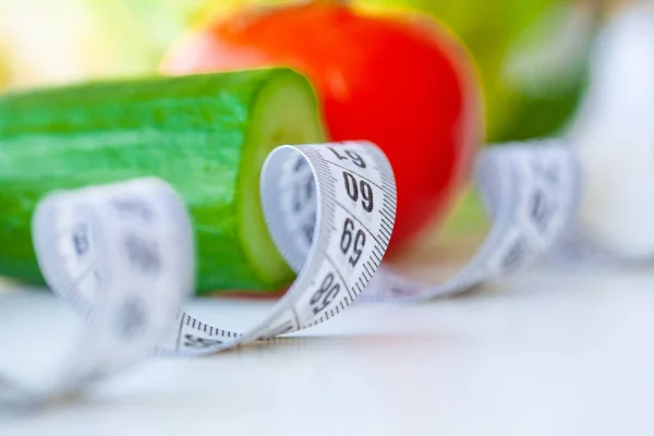 健康饮食理念 均衡的饮食与蔬菜 新鲜的绿色蔬菜 在白色的背景上测量磁带 — 图库照片