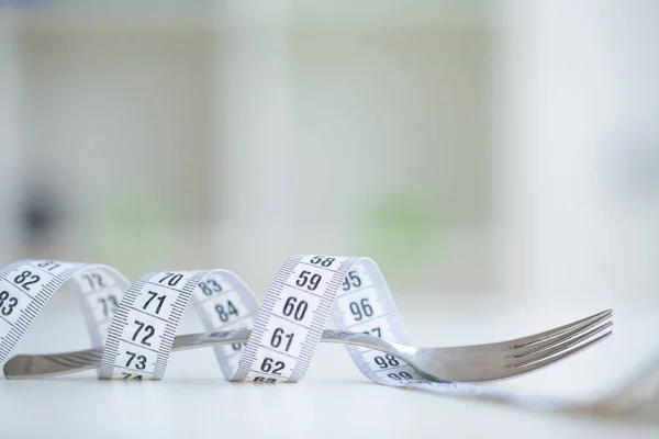 饮食或体重控制的概念 厘米磁带和叉子在白色背景与插入文本的地方 健康概念 健康饮食理念 — 图库照片