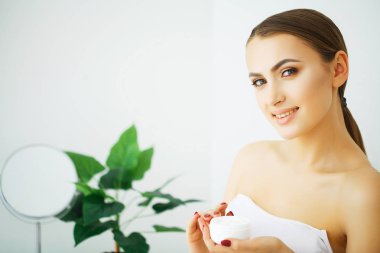 Mükemmel genç kadın sağlıklı cilt, parlak saçlar ve manikürlü eller ile arka plan üzerinde Model. Genç güzellik, yüz tedavi ve kozmetik kavramı