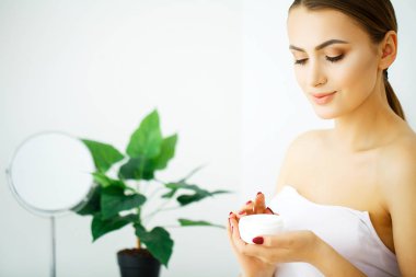 güzel model kozmetik krem treatmen yüzünde uygulanıyor