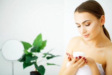 güzel model kozmetik krem treatmen yüzünde uygulanıyor