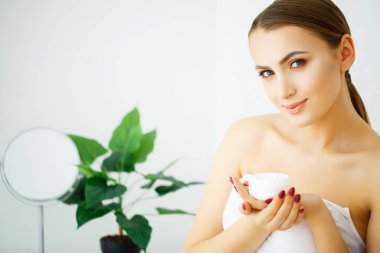 güzel model kozmetik krem treatmen yüzünde uygulanıyor