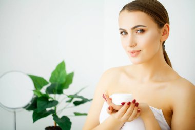 Mükemmel genç kadın sağlıklı cilt, parlak saçlar ve manikürlü eller ile arka plan üzerinde Model. Genç güzellik, yüz tedavi ve kozmetik kavramı