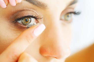 Vizyon kontakt lensler. Güzel bir kadın yüzü ile portre