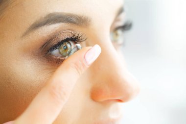 Vizyon kontakt lensler. Güzel bir kadın yüzü ile portre