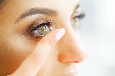 Vizyon kontakt lensler. Güzel bir kadın yüzü ile portre