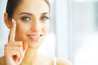 Vizyon kontakt lensler. Güzel bir kadın yüzü ile portre