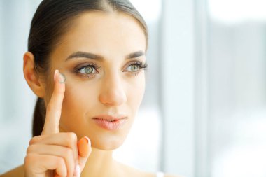 Vizyon kontakt lensler. Güzel bir kadın yüzü ile portre