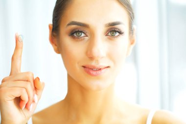 Vizyon kontakt lensler. Güzel bir kadın yüzü ile portre