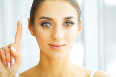 Vizyon kontakt lensler. Güzel bir kadın yüzü ile portre