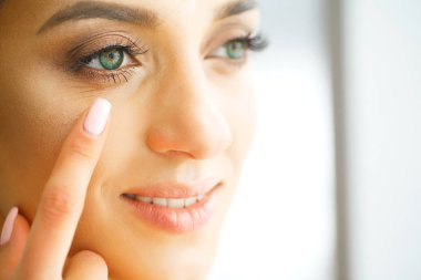 Vizyon kontakt lensler. Güzel bir kadın yüzü ile portre