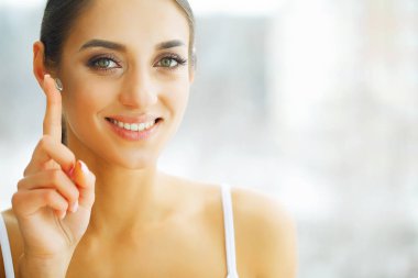 Vizyon kontakt lensler. Güzel bir kadın yüzü ile portre