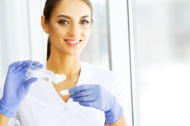 Eyecare ve sağlık. Güzel bir kadınla objektif ve Eyelens kutusu