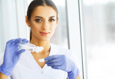 Eyecare ve sağlık. Güzel bir kadınla objektif ve Eyelens kutusu