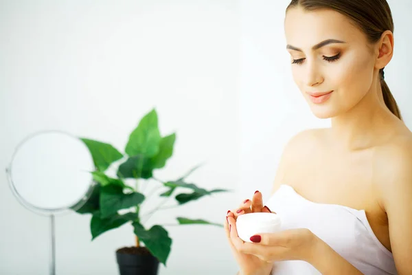 Prachtige Model Cosmetische Crème Toe Passen Haar Gezicht — Stockfoto