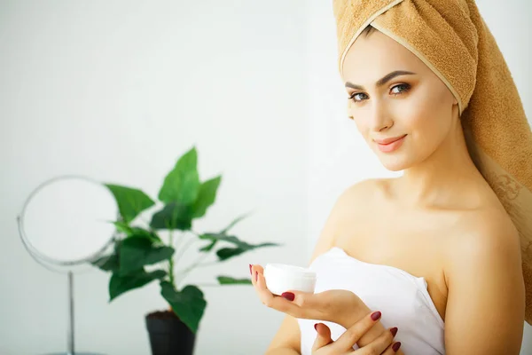 Modelo Bonito Aplicando Guloseimas Creme Cosmético Seu Rosto — Fotografia de Stock