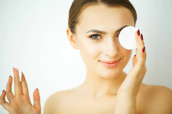 Perfekte Gesunde Frau Mit Weißen Baumwollpolstern Hygiene Reinigungs Und Gesichtsbehandlungskonzept — Stockfoto