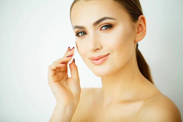 Perfecte Jonge Model Vrouw Met Gezonde Huid Glanzende Haren Verzorgde — Stockfoto