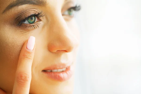 Vision Kontaktlinser Närbild Med Vacker Kvinna Ansikte — Stockfoto